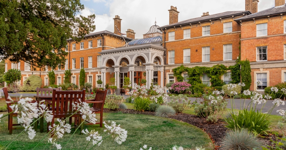 Image 1: Oatlands Park Hotel