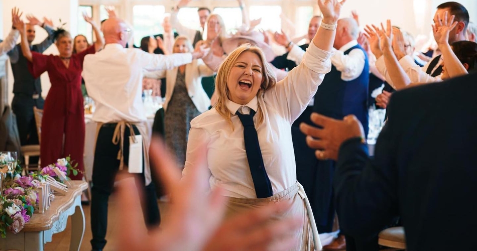 Image 1: Bravo Singing Waiters