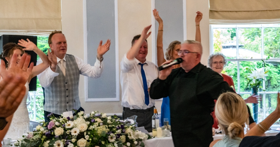 Image 3: Singing Wedding Waiters