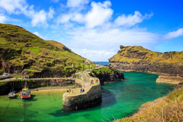 fishing bay surrounded by hills and the sea cornwall