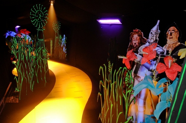 yellow brick road with characters from the wizard of oz 