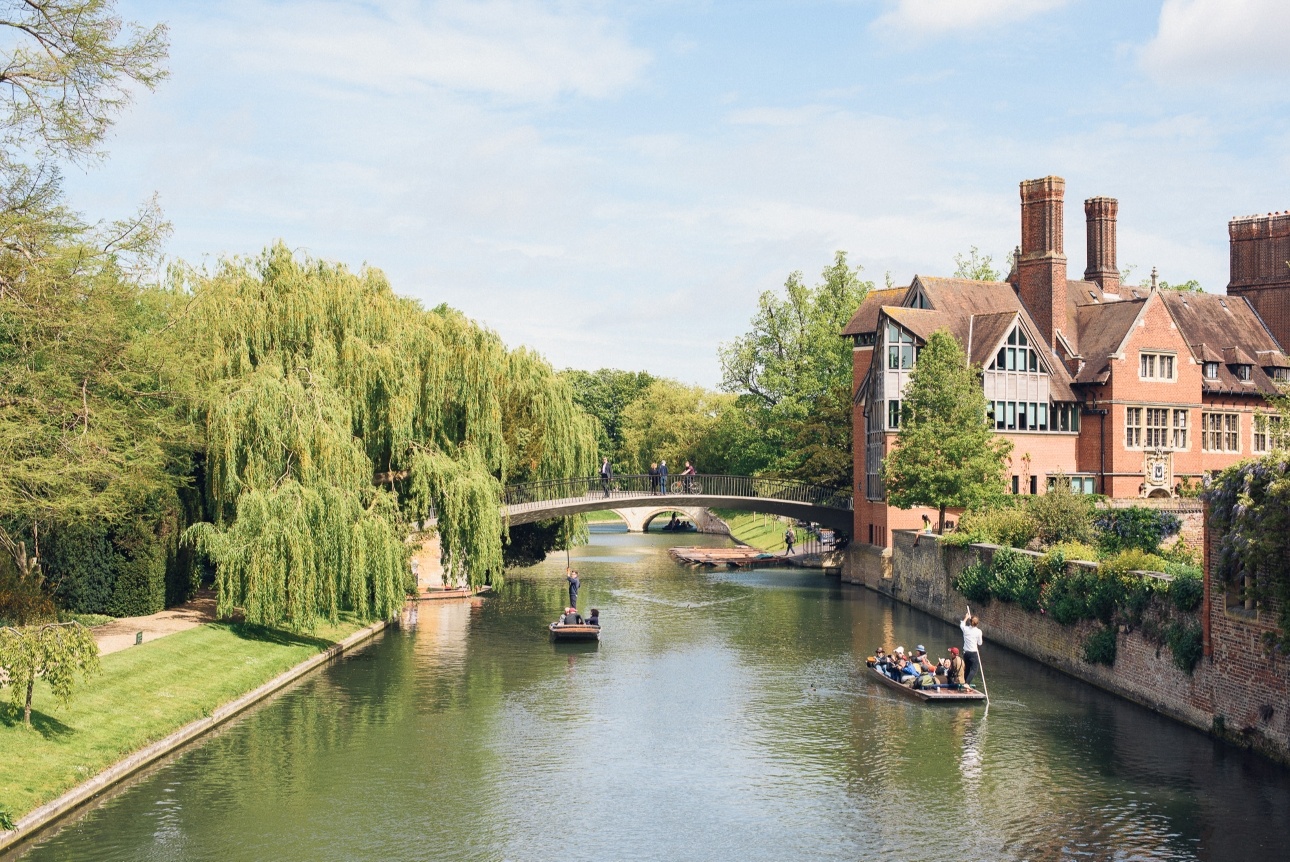 rive in cambridge sunny day punt on rive brick bridge