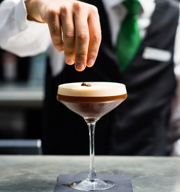 waiter making cokcatil behind the bar 